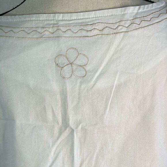 Kuhl while sleeveless top with cream floral embroidery - Picture 5 of 9